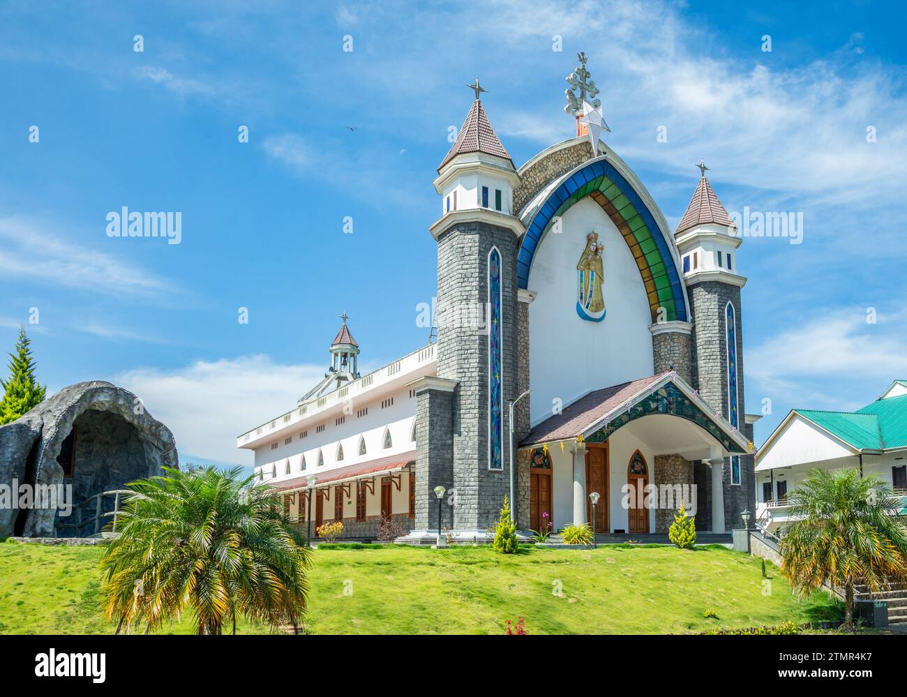 Velankanni Matha katholische Kirchenfassade mit Palmen im Vordergrund, Nedumkandom, Kerala, Südindien Stockfoto
