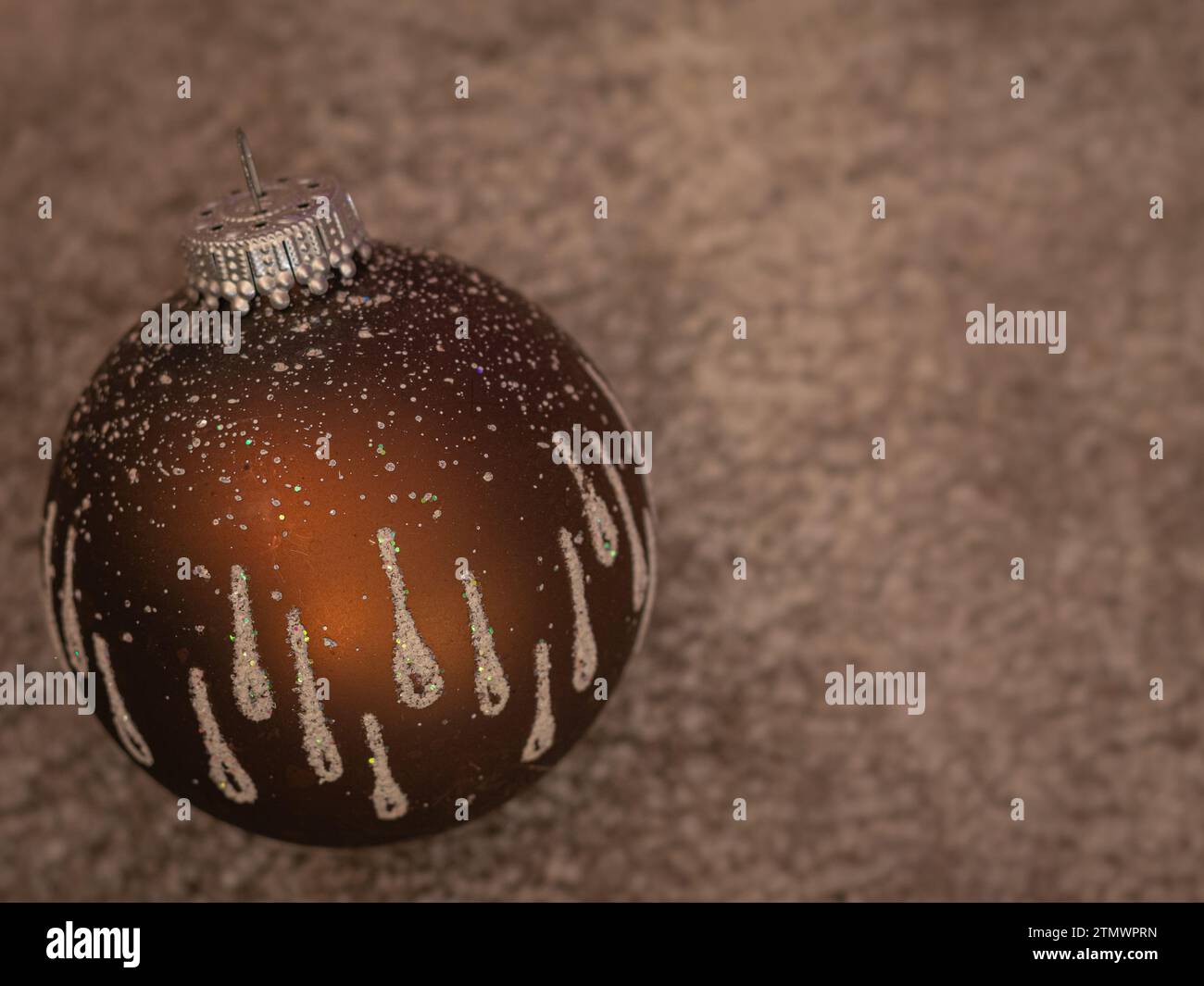 Lebendige Weihnachtsdekorationen: Bunte Kugeln vor einem Hintergrund in sattem Braun Stockfoto