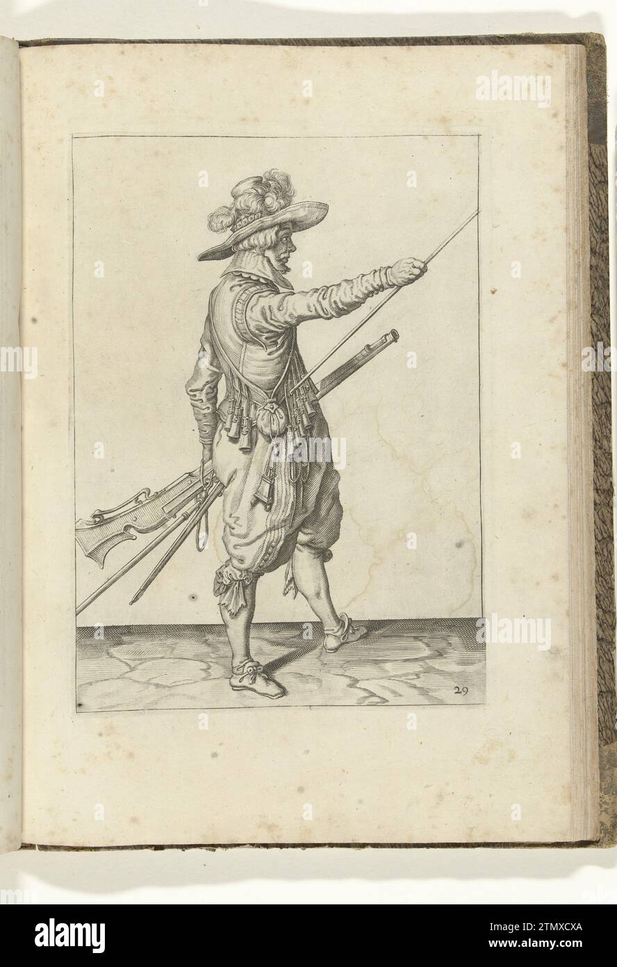 Soldat mit einer Muskete, die seine rechte Hand bis zum Ende seiner Schublade schiebt (Nr. 29), ca. 1600, 1597 – 1608 Ein Soldat rechts, der eine Muskete (eine bestimmte Art Schusswaffe) mit der linken Hand am linken Oberschenkel hält und seine rechte Hand an das Ende seines Käses bringt, den er an seiner rechten Seite gestützt hat (Nr. 29), 1600. In seiner linken Hand neben der Muskete auch ein Docht, links eine Furmeric (Muskettengabel). Platte 29 in der Anleitung zur Handhabung der Muskete: Letter Enseigement, Sur Les Pourtraitz Figurez, Touchant le Droit Maniement du Mousquet. Teil der Abbildungen in Stockfoto