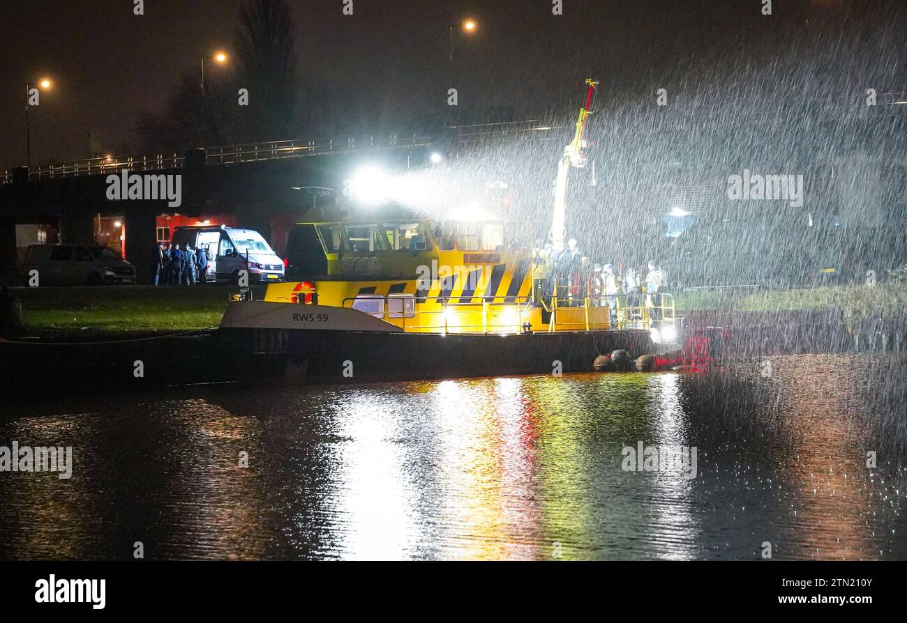 Groningen - Eine Leiche wurde im Wasser des Van Starkenborgh-Kanals in Groningen gefunden. Das geschah nach einer Suche nach dem vermissten 25-jährigen Thomas. Dieser Mann wird seit Freitag- und Samstagabend vermisst. Ob es sich um den vermissten Mann handelt, wurde noch nicht von der Polizei ANP./Hollandse Hoogte/Persbureau Meter netherlands Out - belgien Out angekündigt Stockfoto