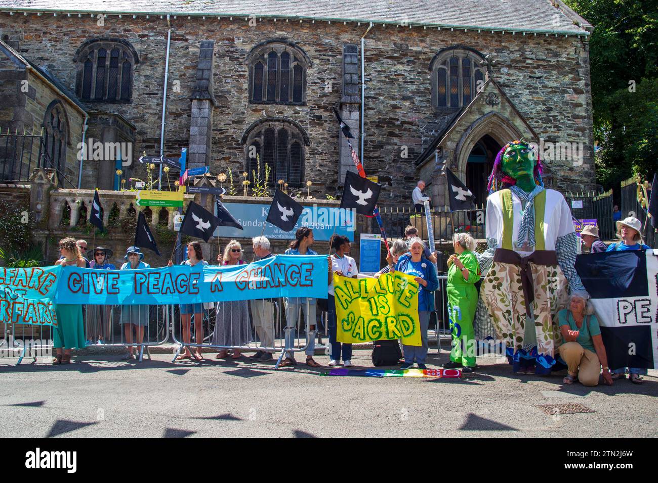 Geben Sie dem Frieden eine Chance, gegen den Tag der Streitkräfte Falmouth 2023 zu protestieren Stockfoto