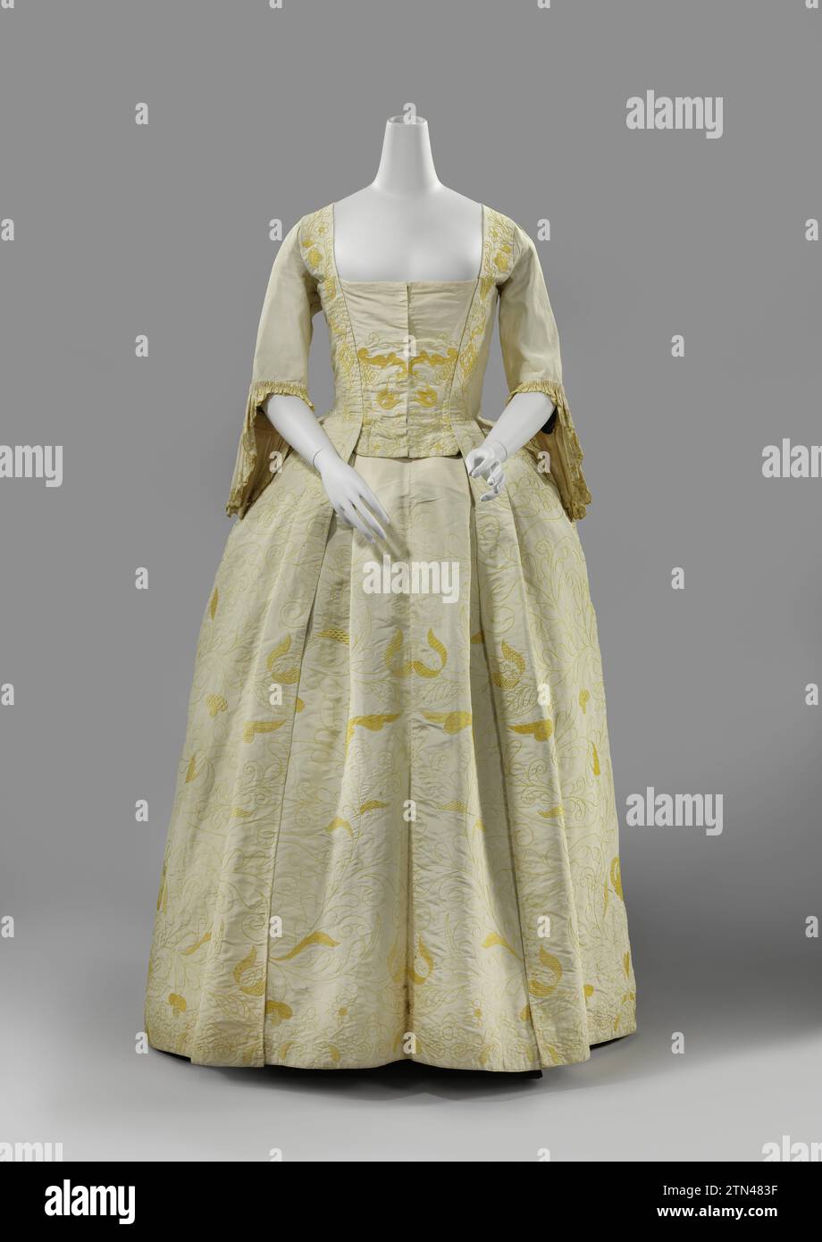 Tablier, rundum gefaltet mit breiter Mittelfalte aus cremefarbener Seide in Gelb, gestickt mit schmalen, weit vermessenen Blumen- und Blattreben; blaues Leinenfutter., Anonym, 1740 - 1745 glatte Tablier mit tiefen Falten auf einem Reifen; Corning mit einem Kleid aus weißer Ripsseite, gestickt mit gelber Seite. Frankreich (möglicherweise) Seide. Die Stickerei aus Leinen (Material) setzt glattes Tablier mit tiefen Falten auf den Reifen; Corning mit einem Kleid aus weißer Ripsseite, gestickt mit gelber Seite. Frankreich (möglicherweise) Seide. Stickerei aus Leinen (Material) Stockfoto