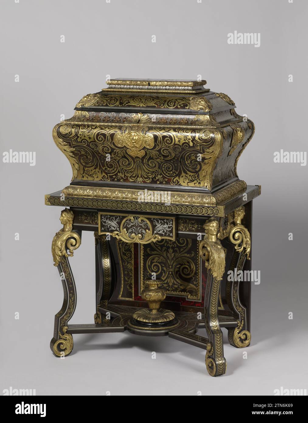 Zwei Toilettenkoffer, ca. 1685 - ca. 1690 Koffer auf Fahrgestell mit Skulpturen, antiken und Renaissance-Beispielen, die an Form erinnern, Dekoration mit der Premiere-Partie-Boule-Marqueterie aus Kupfer und Schildkröte und vergoldeter Bronze angebracht. Das Fahrgestell wurde im 19. Jahrhundert erneuert. Teil von wenigen. Paris Blindhout Fahrgestell: Ahorn (Holz). Blindhout-Koffer: Weichholz. Blindhout Koffer: Eiche (Holz). Blindhout-Schublade: Eiche (Holz). Profile des Oberschranks: Ebenholz (Holz). Furnier: Birne (Holz). Furnier:. Furnier: Messing (Legierung). Furnier: Zinn (Metall). Teig: Bronze (Metall). Schrauben: Eisen (Metall). Spijkers: Messing (Alle Stockfoto