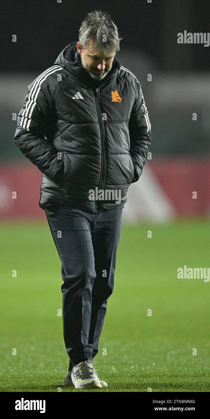 20. Dezember 2023, Stadio Tre Fontane, Roma, Italien; UEFA Champions League Frauenfußball; Roma gegen Paris; Roma Trainer Alessandro Spugna während des Spiels Roma-Paris im Tre Fontane Stadion Stockfoto