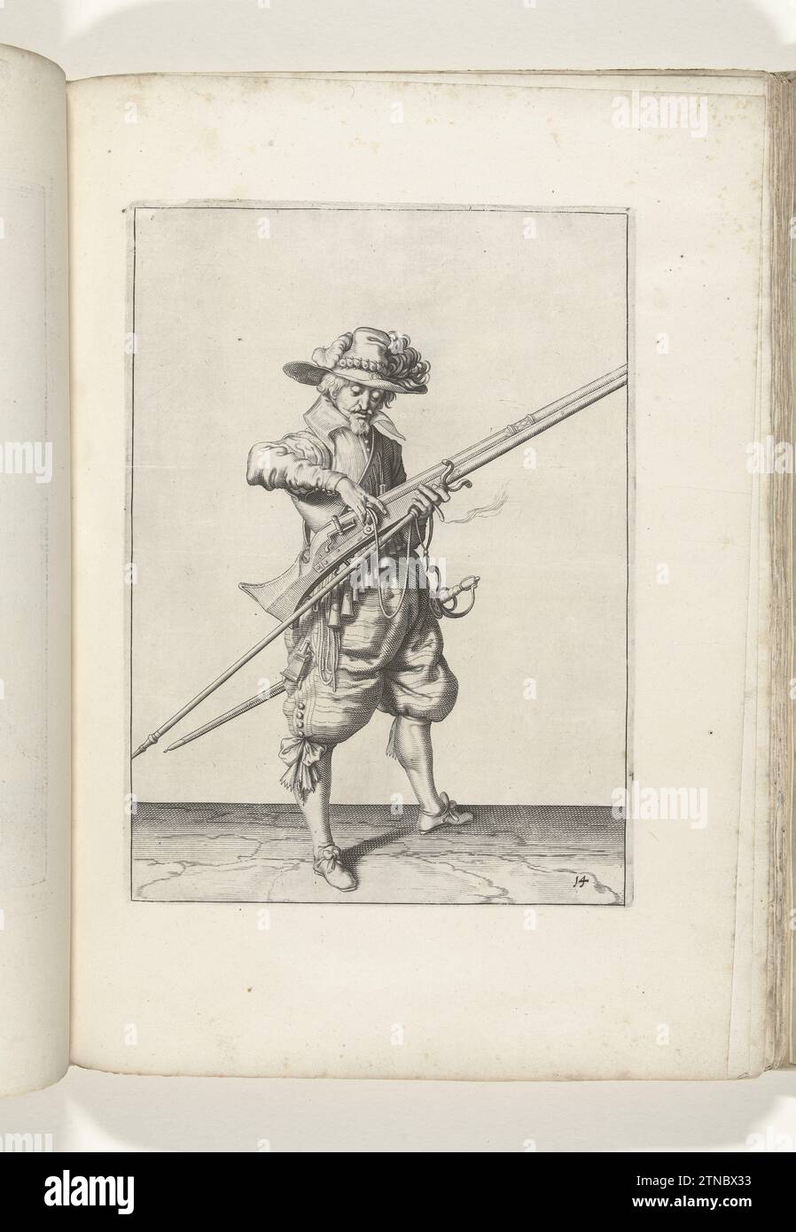 Soldat, der seinen Docht vom Hahn aus seiner Muskete löst (Nr. 14), ca. 1600, 1597 – 1607 Ein Soldat, rechts, der mit seiner linken Hand (Nr. 14) eine Muskete (eine bestimmte Art von Schusswaffe) und eine Furche (Muskettengabel) hält, ca. 1600. Mit seiner rechten Hand löst er den brennenden Docht, der auf de Haan (Teil des Zündmechanismus) seiner Muskete liegt. Platte 14 in der Anleitung zum Umgang mit der Muskete: Corte Initiation auf dem Figuerliicke-Bild, so sehr auf dem rechten Ghebruyck Vant Musquet. Teil der Illustrationen in: J. de Gheyn, Weapons Handele of Roers Musquetten and Spiessen, den Haag, 1607 Stockfoto