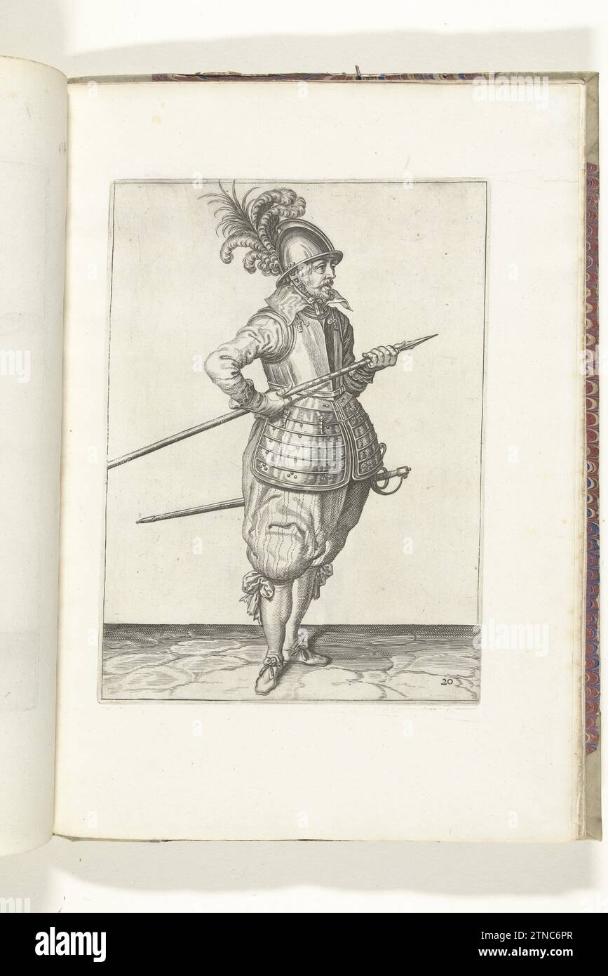 Soldat, der seine Spieße mit beiden Händen auf der rechten Seite trägt, die Spitze nach oben geneigt und in der Nähe seines Bauches (Nr. 20), ca. 1600, 1608 Ein Soldat, rechts, der seinen Spieß (Lanze) mit beiden Händen auf der rechten Seite trägt, die Spitze nach oben und in der Nähe des Bauches (Nr. 20), ca. 1600. Platte 20 in der Anleitung zum Umgang mit den Spießen: Corte Onderwysinghe auf dem Figuerliicke-Bild - Hunging Pilz Truck, von allen t Teil der Illustrationen in: J. de Gheyn, Waffenhändler von Roers Musquetten and Spiessen, Amsterdam, 1608. Kriegspreis um 1600. Druckerei: Nord-Niederlande Stockfoto