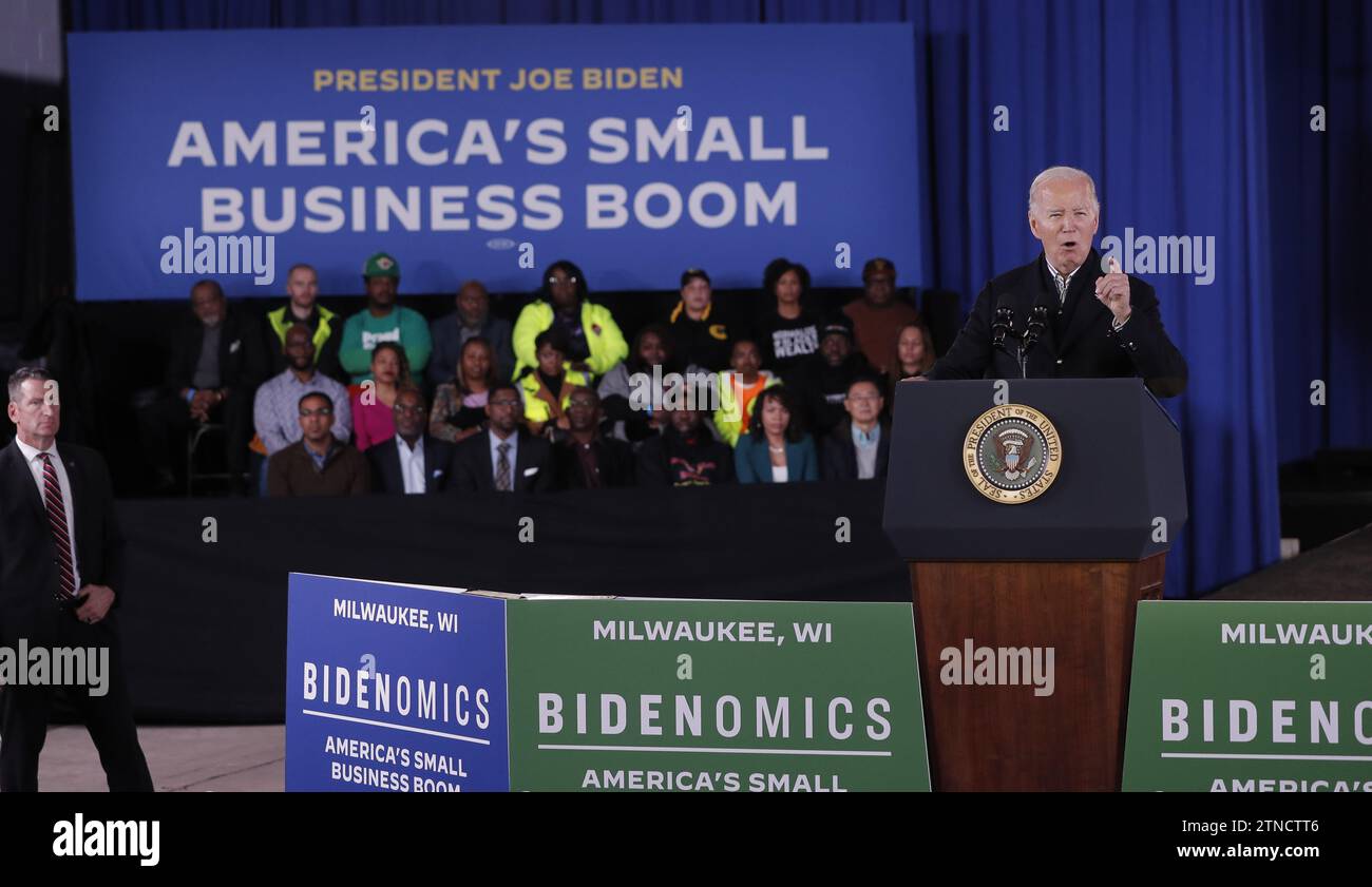 Milwaukee, Wisconsin, USA. Dezember 2023. Präsident JOE BIDEN in Milwaukee bei der Black Chamber of Commerce in Wisconsin, Mittwoch, 20. Dezember 2023. Biden sprach über die zunehmende Unterstützung von Black Entrepreneurship und Unternehmen in Amerika und Wisconsin. (Kreditbild: © Pat A. Robinson/ZUMA Press Wire) NUR REDAKTIONELLE VERWENDUNG! Nicht für kommerzielle ZWECKE! Stockfoto