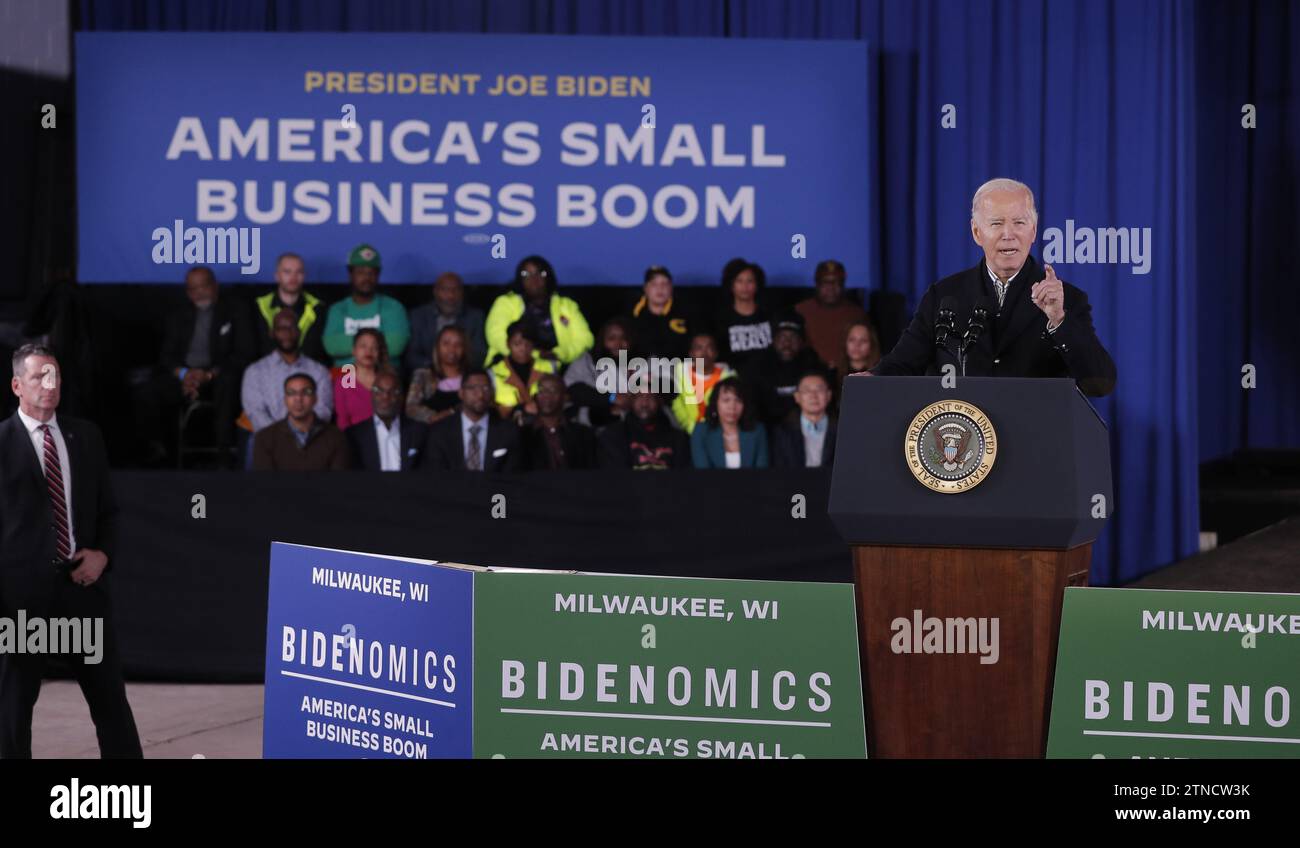 Milwaukee, Wisconsin, USA. Dezember 2023. Präsident JOE BIDEN in Milwaukee bei der Black Chamber of Commerce in Wisconsin, Mittwoch, 20. Dezember 2023. Biden sprach über die zunehmende Unterstützung von Black Entrepreneurship und Unternehmen in Amerika und Wisconsin. (Kreditbild: © Pat A. Robinson/ZUMA Press Wire) NUR REDAKTIONELLE VERWENDUNG! Nicht für kommerzielle ZWECKE! Stockfoto