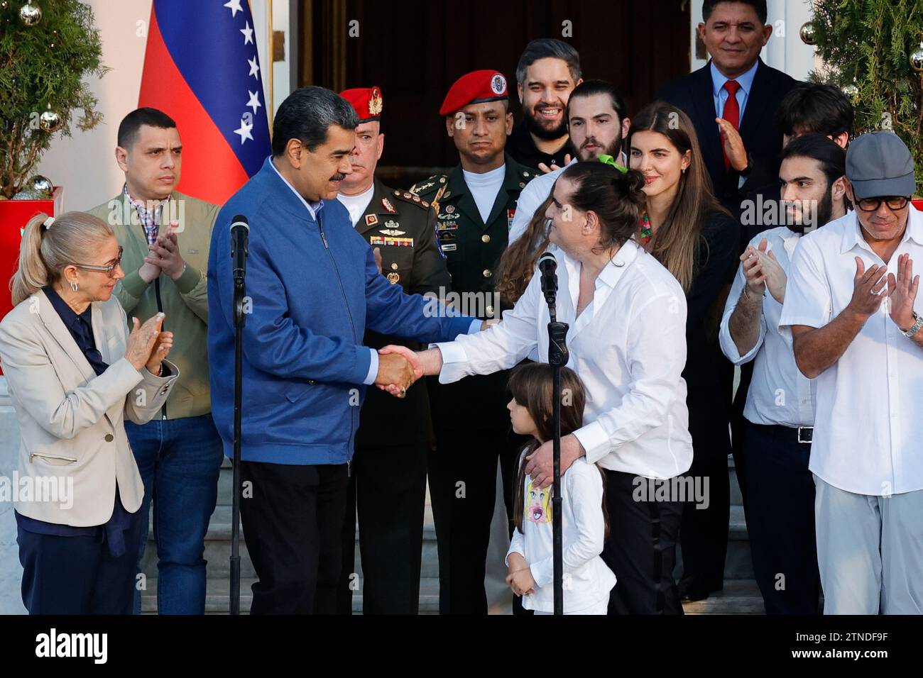 Caracas, Venezuela. Dezember 2023. Nicolás Maduro (3. Von links), Präsident Venezuelas, begrüßt Alex Saab (4. Von rechts), kolumbianischen Geschäftsmann. Die Regierung von US-Präsident Joe Biden hat einen Vertrauten von Venezuelas Staatschef Maduro aus dem Gefängnis entlassen. Quelle: Jesus Vargas/dpa/Alamy Live News Stockfoto