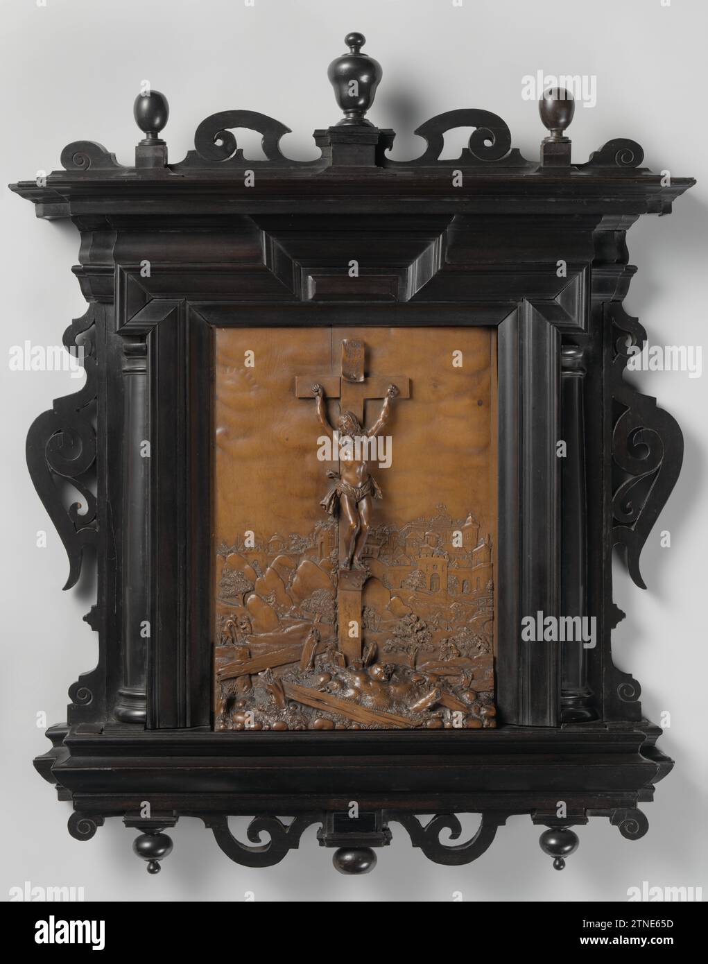 Die Kreuzigung, Albert Jansz Vinckenbrinck, um 1630 Ein Relief mit dem Gekreuzigten in einer detaillierten Landschaft mit Jerusalem im Hintergrund. Zeitgenössische Liste in Ebben. Signiert mit Monogramm ALVB. Amsterdam Boxwood (Hartholz). Liste: Eiche (Holz). Liste: Ebenholz (Wald) Ein Relief mit dem Gekreuzigten Christus in einer detaillierten Landschaft mit Jerusalem im Hintergrund. Zeitgenössische Liste in Ebben. Signiert mit Monogramm ALVB. Amsterdam Boxwood (Hartholz). Liste: Eiche (Holz). Liste: Ebenholz (Holz) Stockfoto