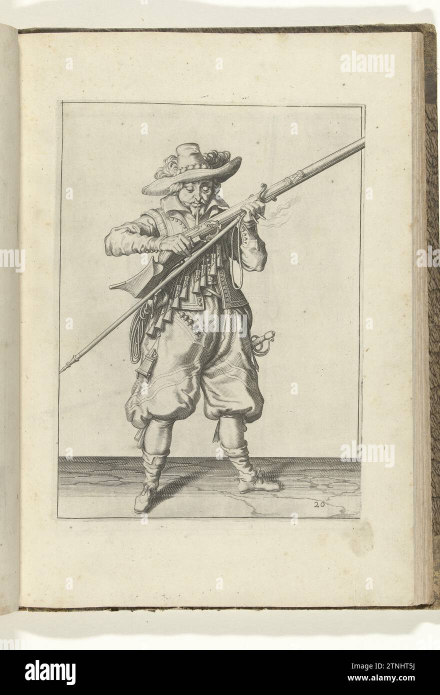 Soldat, der Kruit von seiner Muskete (Nr. 20), ca. 1600, 1597 - 1608 Ein Soldat, der mit beiden Händen eine Muskete (eine bestimmte Art von Schusswaffe) aushält und darüber bläst, um sie möglicherweise loszuwerden (Nr. 20), ca. 1600. In seiner linken Hand neben dem Verlauf der Muskete auch eine Furkete (Muskettengabel) und ein brennender Docht. Platte 20 in der Anleitung zur Handhabung der Muskete: Letter Enseigement, Sur Les Pourtraitz Figurez, Touchant le Droit Maniement du Mousquet. Teil der Illustrationen in einer französischen Ausgabe von J. de Gheyns Wapenhandelhe: J. de Gheyn, Maniement d’Armes, d’arquebuses, Mousquetz et Pi Stockfoto