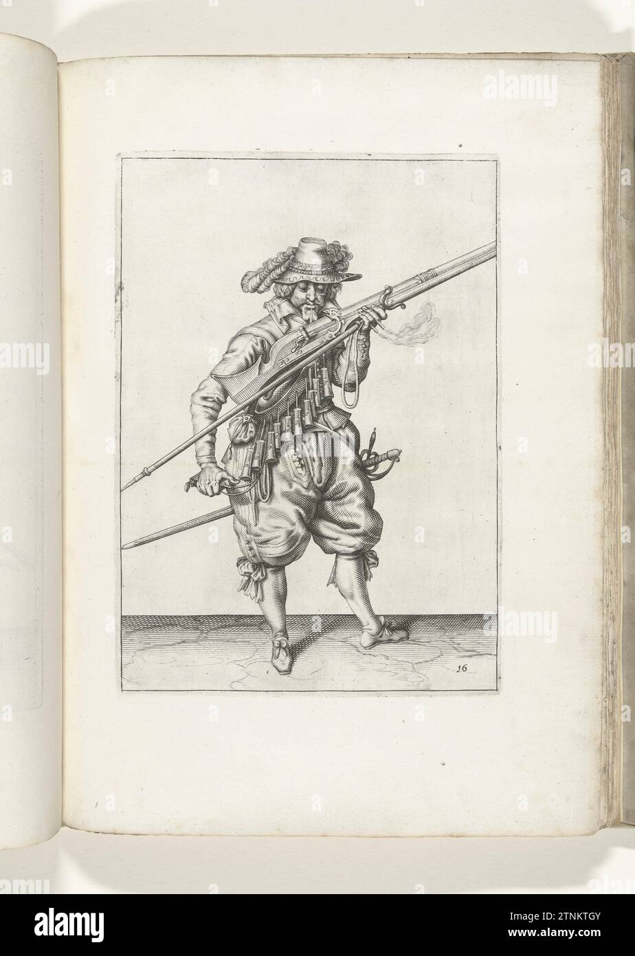 Soldat, der Funken aus der Pfanne seiner Muskete (Nr. 16) wegbläst, ca. 1600, 1597 - 1607 Ein Soldat rechts, rechts, der eine Muskete (eine bestimmte Schusswaffe) am Mund hält und über die Pfanne (das Pulverreservoir) (Nr. 16), ca. 1600. In seiner linken Hand neben der Muskete auch eine Furket (Muskettengabel) und ein brennender Docht. Eine Pulverflasche in seiner rechten Hand. Platte 16 in der Anleitung zur Handhabung der Muskete: Corte Initiation auf dem Figuerliicke-Bild, so sehr auf dem rechten Ghebruyck Vant Musquet. Teil der Illustrationen in: J. de Gheyn, Waffenhandel von Roers Musq Stockfoto