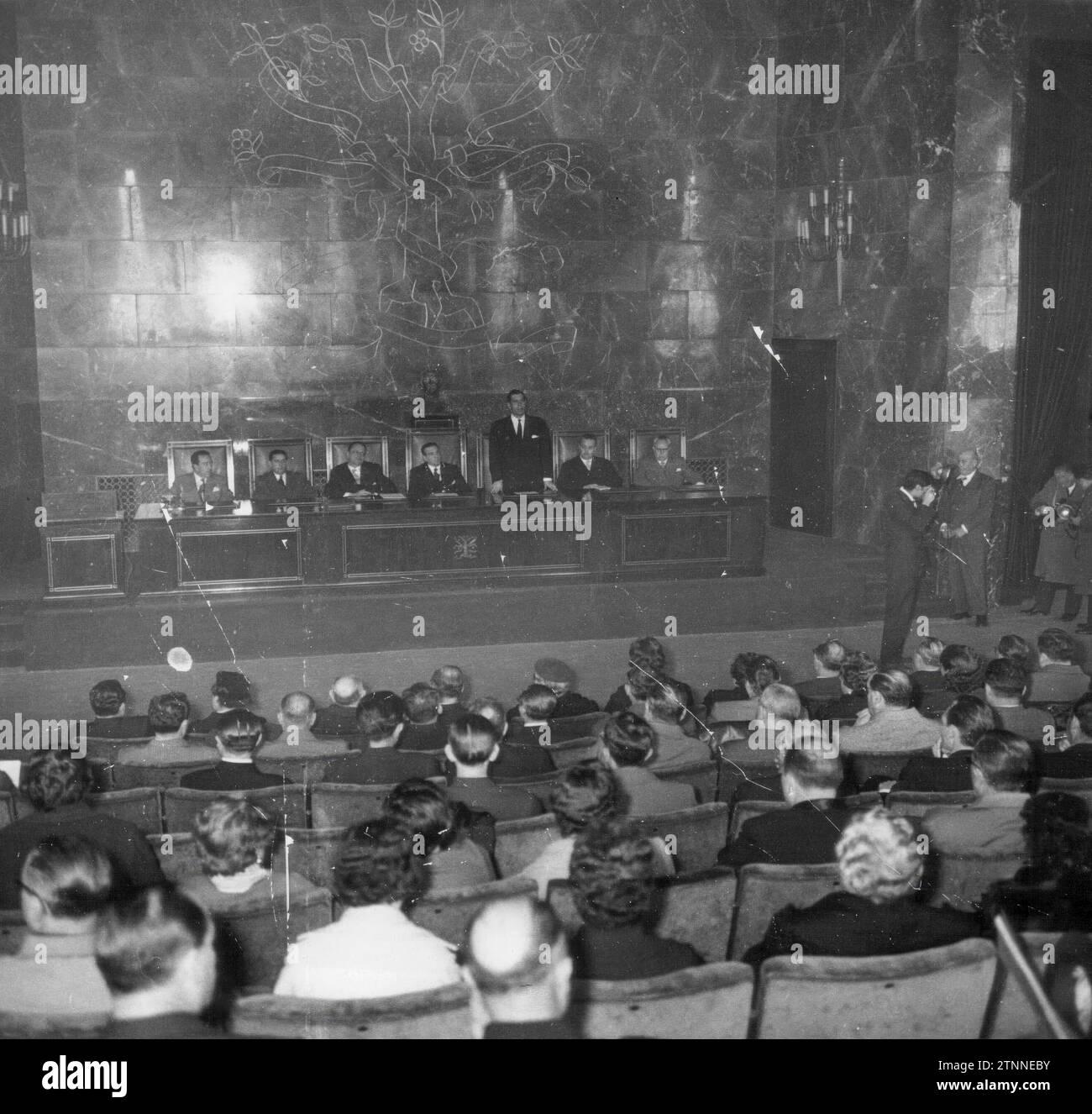 04/07/1958. Der nationale Delegierte des spanischen Lehrdienstes, Herr Fernández Pacheco, hielt während seiner Rede bei der Eröffnung der I Nationalen Gespräche über die Grundbildung, die vom SEM organisiert wurden, die Veranstaltung, die im Obersten Rat für wissenschaftliche Forschung stattfand, unter dem Vorsitz des Generaldirektors für Grundbildung, Herr Tena Artigas. Quelle: Album / Archivo ABC / Manuel Sanz Bermejo Stockfoto