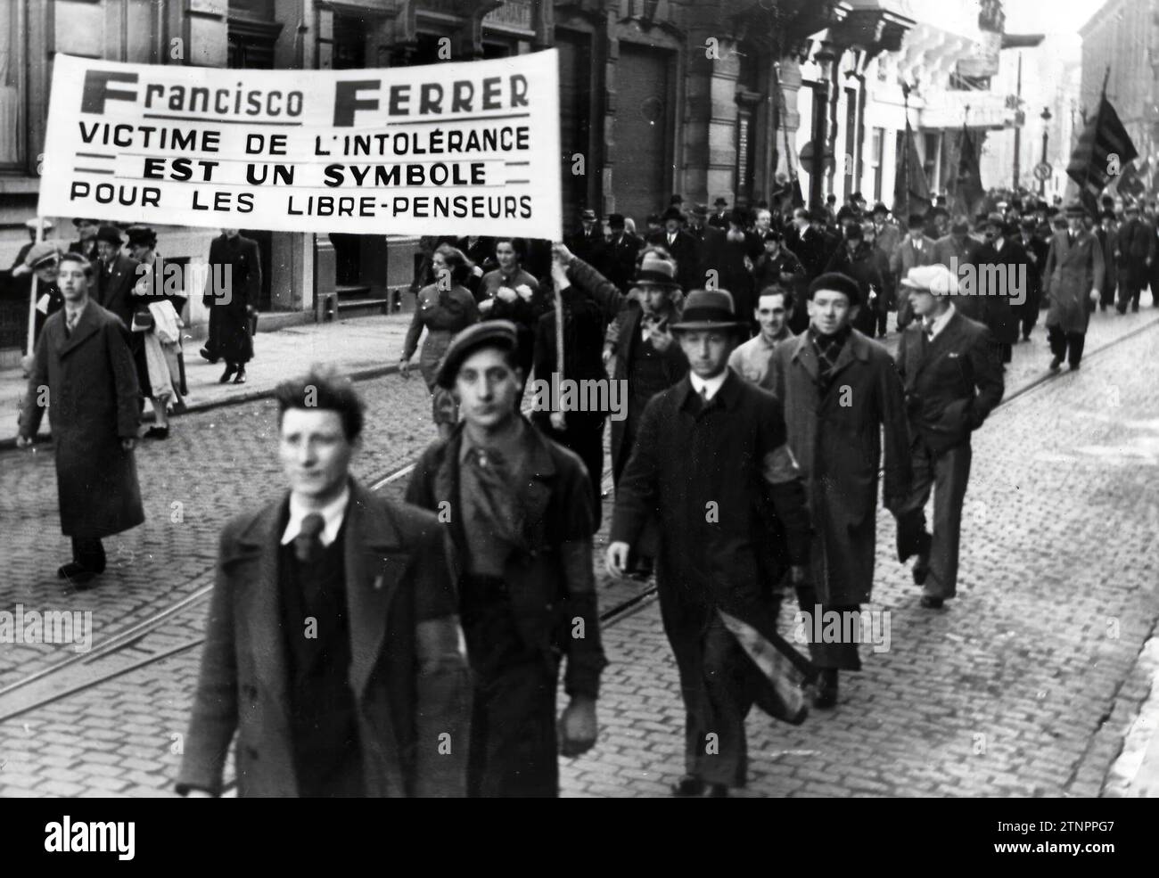 10/18/1936. Zeremonie zum Gedenken an Francisco Ferrer in Belgien. Eine von den Freidenkern organisierte Demonstration, bei der alle Linksparteien vertreten waren, tourte durch die Straßen Brüssels als Beweis für den Beitritt zum republikanischen Spanien. Quelle: Album / Archivo ABC / Montaña Stockfoto