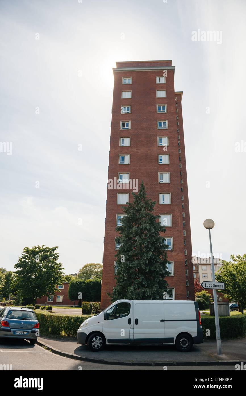 Thionville, Frankreich – 10. Juni 2016: Ein weißer Peugeot 307-Van parkt vor einem hohen Backsteinwohnhaus in Thionville und zeigt das ruhige Leben der Stadt Stockfoto