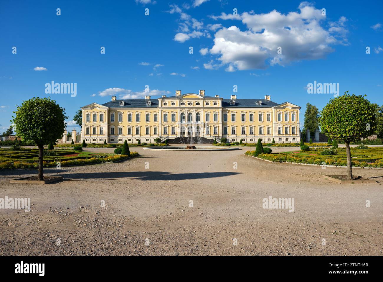 Blick auf die lettische Touristenattraktion - Rundale Palast und Sommer französisch Garten, Pilsrundale, Lettland. Stockfoto
