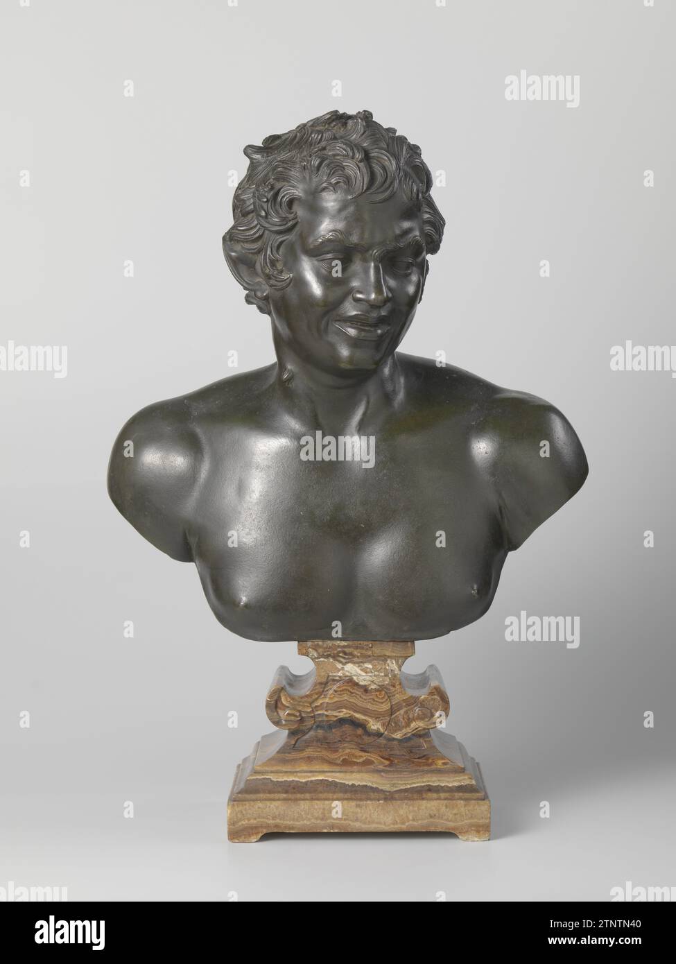 Büste eines lachenden Faun, Luigi Valadier (Kreis von), ca. 1775 - ca. 1780 der leicht erwünschte Kopf hat lockige Haarsträhnen und einen leicht geöffneten Mund; Eine Bokke-Schwester am Hals. Hinter der Brust eine quadratische Platte mit erhöhten Seitenteilen zur Befestigung des originalen Marmorsockels im Spätrenaissance-Stil. Rom Bronze (Metall). achat (Chalcedon). Alabaster (Mineral) der leicht gewünschte Kopf hat lockige Haarlöcken und einen leicht geöffneten Mund; Eine Bokke-Schwester am Hals. Hinter der Brust eine quadratische Platte mit erhöhten Seitenteilen zur Befestigung des originalen Marmorsockels im Spätrenaissance-Stil. Stockfoto