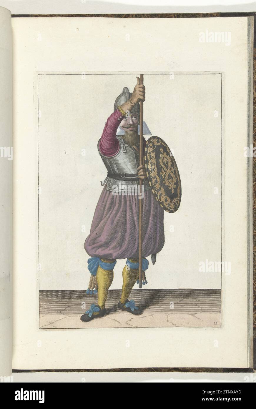 Die Übung mit Schild und Spieß: Der Soldat bringt den Spieß in Ruhestellung zurück, zweiter Satz (Nr. 11), 1618, 1616 - 1618 in dreifacher Übung mit Schild und Spieß: Der Soldat bringt den Spieß in Ruhestellung zurück, zweiter Satz, 1618. Teil der Abbildungen in: Adam van Breen, Nassauische Waffenhandelung, 1618, Kennzeichen Nr. Nordholländisches Papier, das die Übung mit Schild und Spieß graviert: Der Soldat bringt den Spieß in die Ruheposition zurück, zweiter Satz, 1618. Teil der Illustrationen in: Adam van Breen, Nassauische Waffenhandelung, 1618, pla Stockfoto