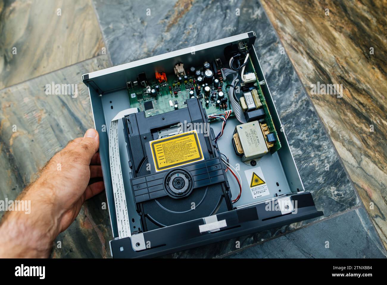München, Deutschland - 11. September 2023: Offener Deckel des Onkyo C-755 CD-Players mit Laserlesemechanismus, Stromquelle und Kondensatoren. Stockfoto
