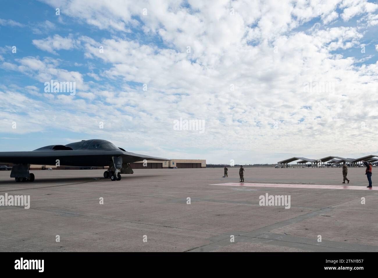 Mitglieder des 509th Bomb Wing führen nach dem Flug Operationen für einen B-2 Spirit Stealth Bomber während einer Zeremonie auf der Whiteman Air Force Base, Mo., 15. Dezember 2023 durch. Die Zeremonie führte die Lieferung des ersten B-2, Spirit of Missouri, am 17. Dezember 1993 nach. (Foto der U.S. Air Force von Tech. Anthony Hetlage) Stockfoto