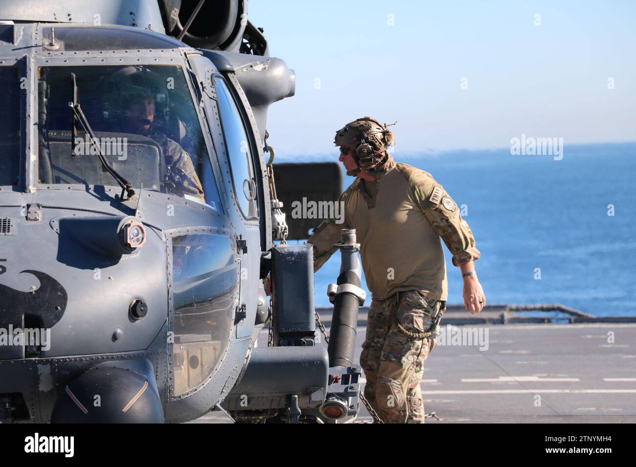 Flieger der 305th Rescue Squadron, 943d Rescue Group, 920th Rescue Wing, landen einen HH-60G Pave Hawk Hubschrauber auf dem Flugdeck des Independence-Variante-Schlachtschiffs USS Cincinnati (LCS 20) Durchführung einer Personalbergungsmission zur Demonstration von Such- und Rettungseinsätzen auf See zur Unterstützung der Übung Steel Knight 23.2, 5. Dezember 2023. Steel Knight ist eine dreiphasige Übung, die die I Marine Expeditionary Force in der Planung, dem Einsatz und der Kontrolle einer gemeinsamen Truppe gegen eine Peer- oder Near-Peer-Gegner-Kampftruppe trainieren soll und die vorhandene Lebendfeuer und Mähne verbessern soll Stockfoto