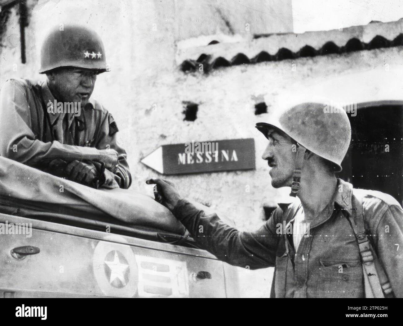 Sizilien (Italien), 18.08.1943. Oberstleutnant Lyle Bernard, der sich bei den Landungen hinter dem Feind auszeichnete, spricht mit General George S. Patton, dem Chef der 7. Amerikanischen Armee. Quelle: Album / Archivo ABC / Pando Stockfoto