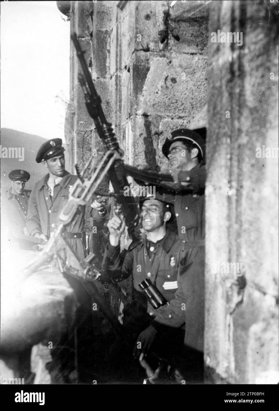 06/30/1937. Angriffswachen mit einem Maschinengewehr, das im Turm der Kirche Ochandiano (Álava) installiert ist, um einen neuen Luftangriff zu verhindern. Quelle: Album/Archivo ABC/Espiga Stockfoto