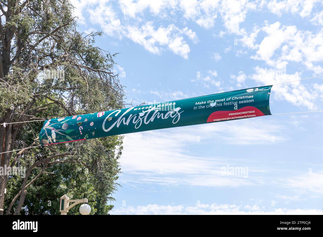 Weihnachtsbanner im Stadtzentrum von Wagga Wagga, regionales New South Wales, Australien, dezember 2023 Stockfoto