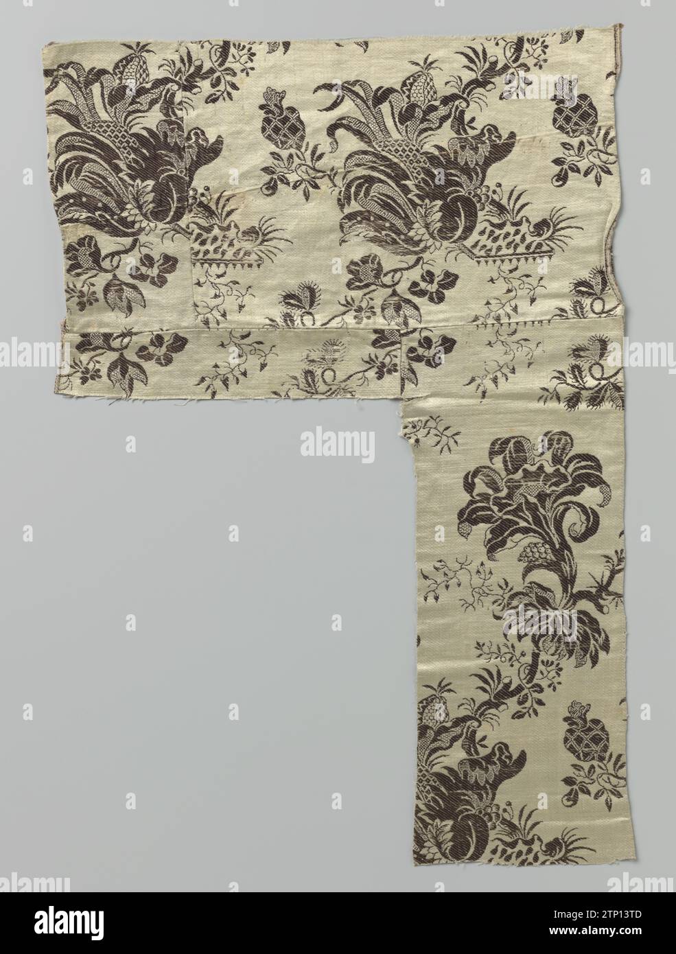 Fragment von vier Fragmenten des Seidendamms mit unter anderem horizontalen Reihen mit großen Blüten, anonym, ca. 1880 - ca. 1920 Fragment von vier Teilen Seidengewebe. Dies ist ein gestarteter Zijddamast mit einem Design aus horizontalen Reihen von großen Blumen mit aufrechtem Zweig, auf dem Blumen und Blätter auf einer Tischplatte liegen, mit einem braunen Rand auf einem cremefarbenen Fond beschnitten sind. Nach französischem Gewebe um 1730. Frankreich (möglicherweise) Seidenlampas (Textilmaterial) Fragment aus vier Teilen Seidengewebe. Dies ist ein gestarteter Zijddamast mit einem Design aus horizontalen Reihen von Pel Stockfoto
