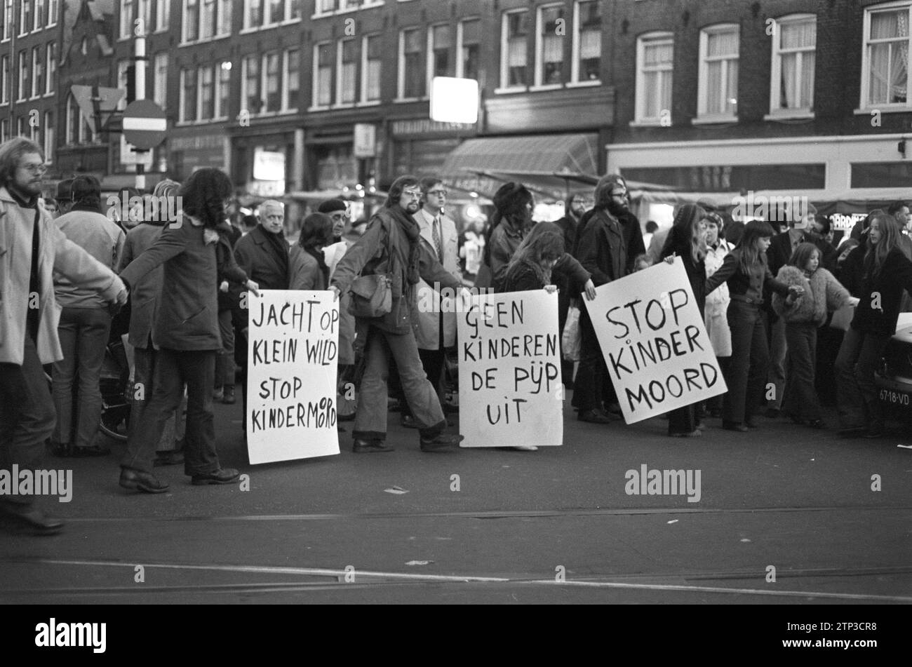 Niederländische Demonstranten besetzten die Kreuzung in der Albert Cuypstraat in Amsterdam. Dezember 1972 Stockfoto