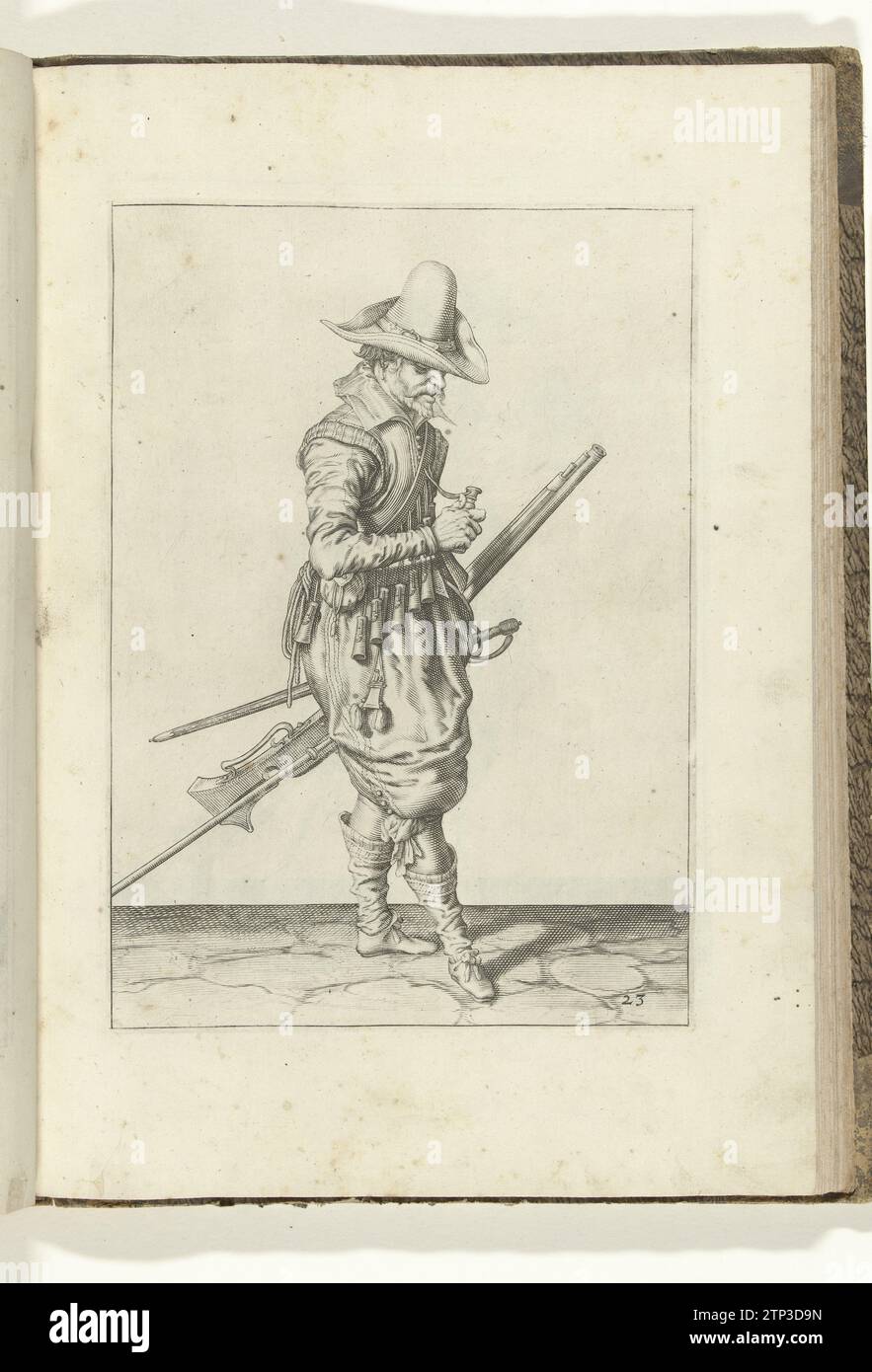 Soldat mit einer Muskete, die eine Pulvergröße öffnet (Nr. 23), ca. 1600, 1597 – 1608 Ein Soldat, rechts, der eine Muskete (eine bestimmte Art Schusswaffe) mit der linken Hand am linken Oberschenkel (eine bestimmte Art Schusswaffe) hält, die nach oben zeigt (Nr. 23), ca. 1600. In seiner linken Hand, neben der Muskete auch eine Furket (Muskettengabel). Mit seiner rechten Hand öffnet er einen der Puderfreunde auf seinem bandelier. Platte 23 in der Anleitung zur Handhabung der Muskete: Letter Enseigement, Sur Les Pourtraitz Figurez, Touchant le Droit Maniement du Mousquet. Teil der Illustrationen in A Fre Stockfoto