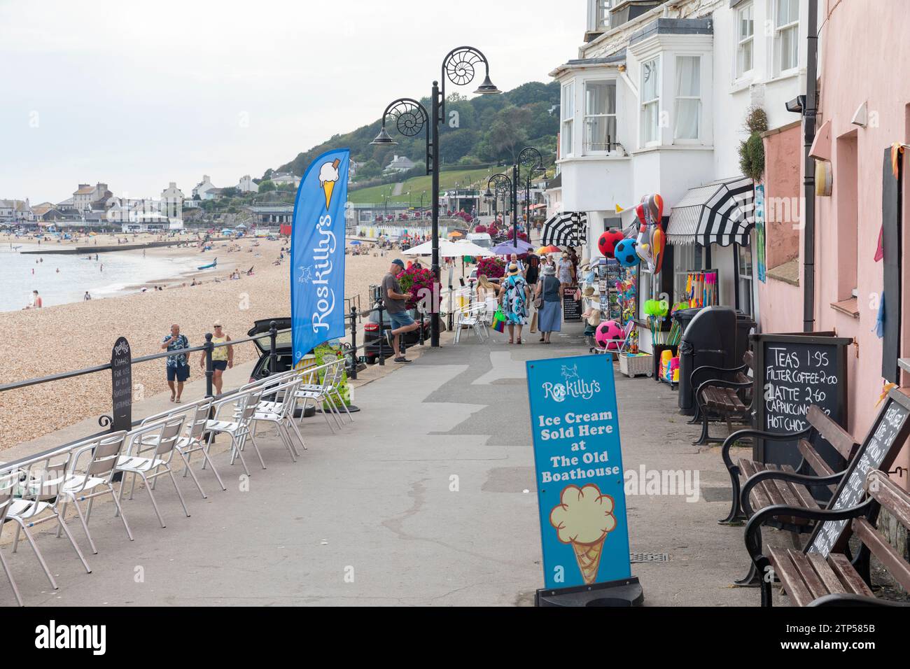 Lyme Regis Dorset, englische Küstenstadt mit Geschäften und Eisdiele am Strand, England, Großbritannien, 2023 Stockfoto