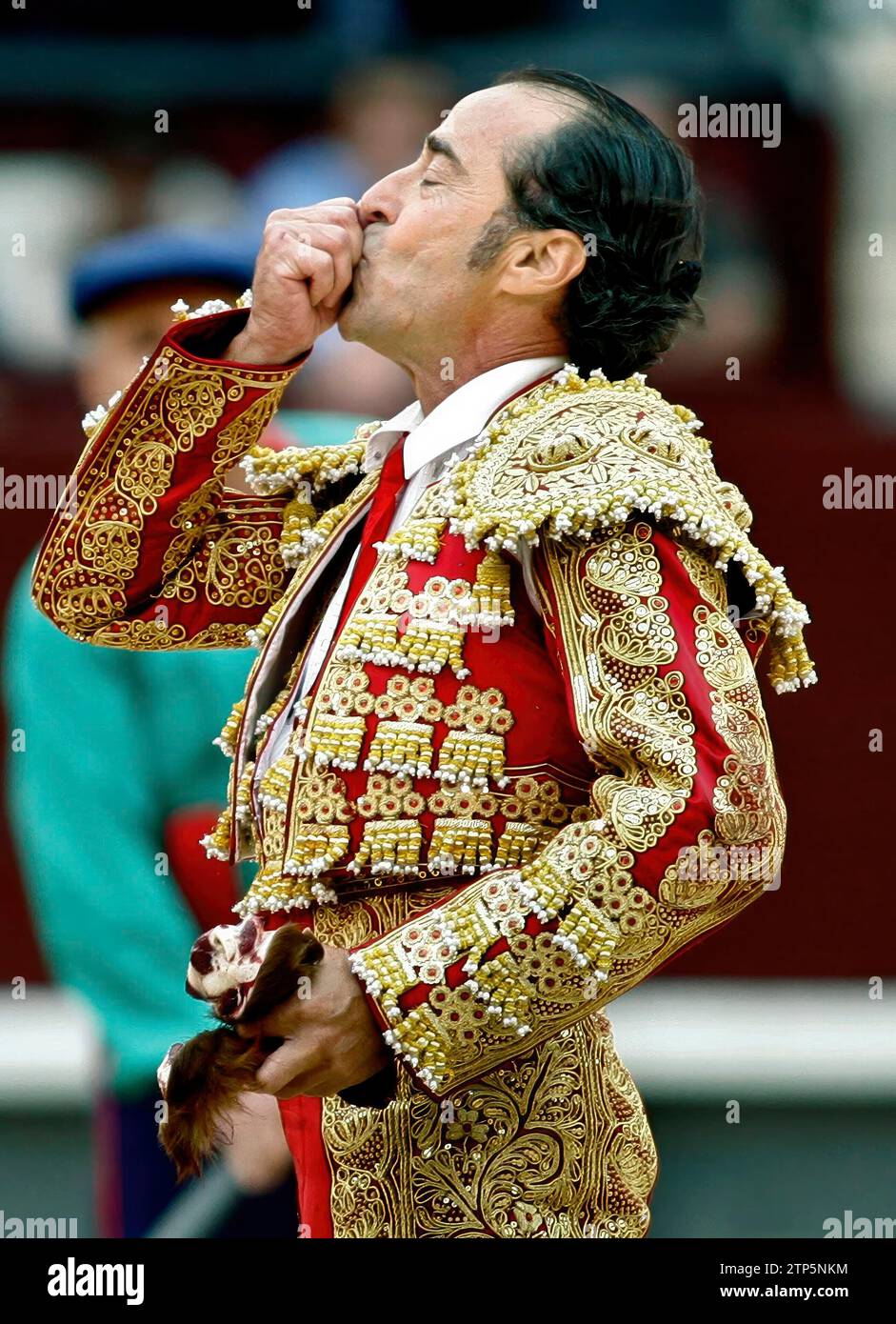 Madrid, 5. Juni 2009. Stierkampf der Jubiläumsmesse auf der Plaza de las Ventas. Im Bild: Luis Francisco Esplá küsst den Ventas-Sand nach der 4. Aufgabe. -Bestes Foto San Isidro Messen und Jubiläum 2009- Foto: © Ignacio Gil. Quelle: Album / Archivo ABC / Ignacio Gil Stockfoto