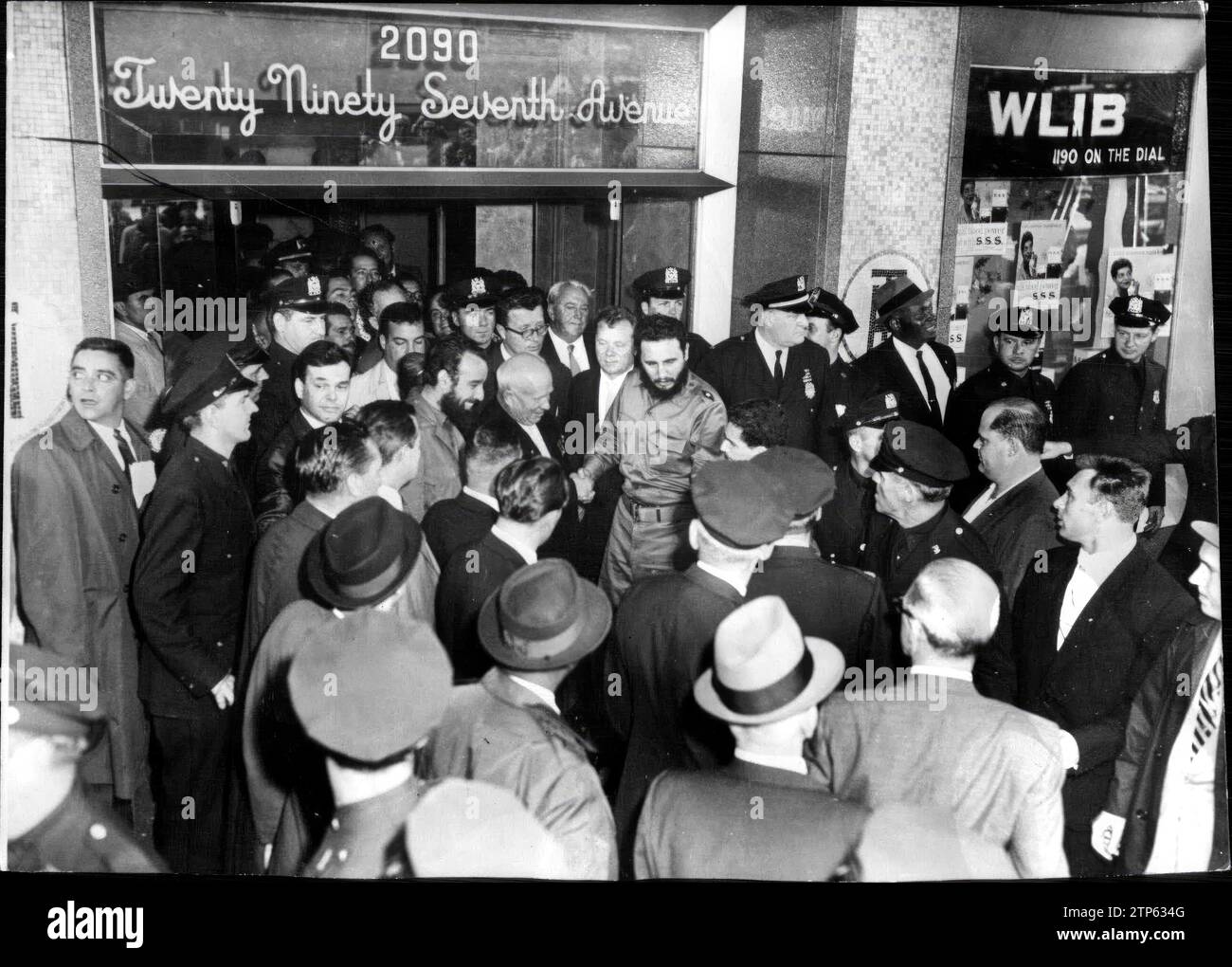 09/25/1960. Fidel Castro und Nikita Chruschtschow vor dem Theresa Hotel in New York, wo sie zum UN-Gipfel kamen. Quelle: Album / Archivo ABC / Torremocha Stockfoto