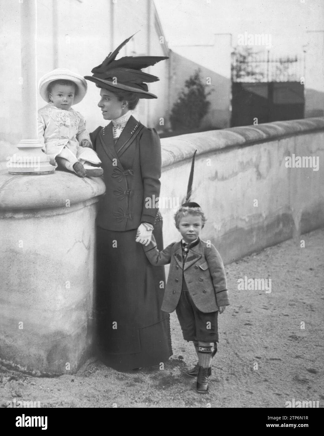 10/31/1910. Infantin María Teresa mit ihren Kindern Luis Alfonso und Jose Eugenio. Quelle: Album/Archivo ABC Stockfoto