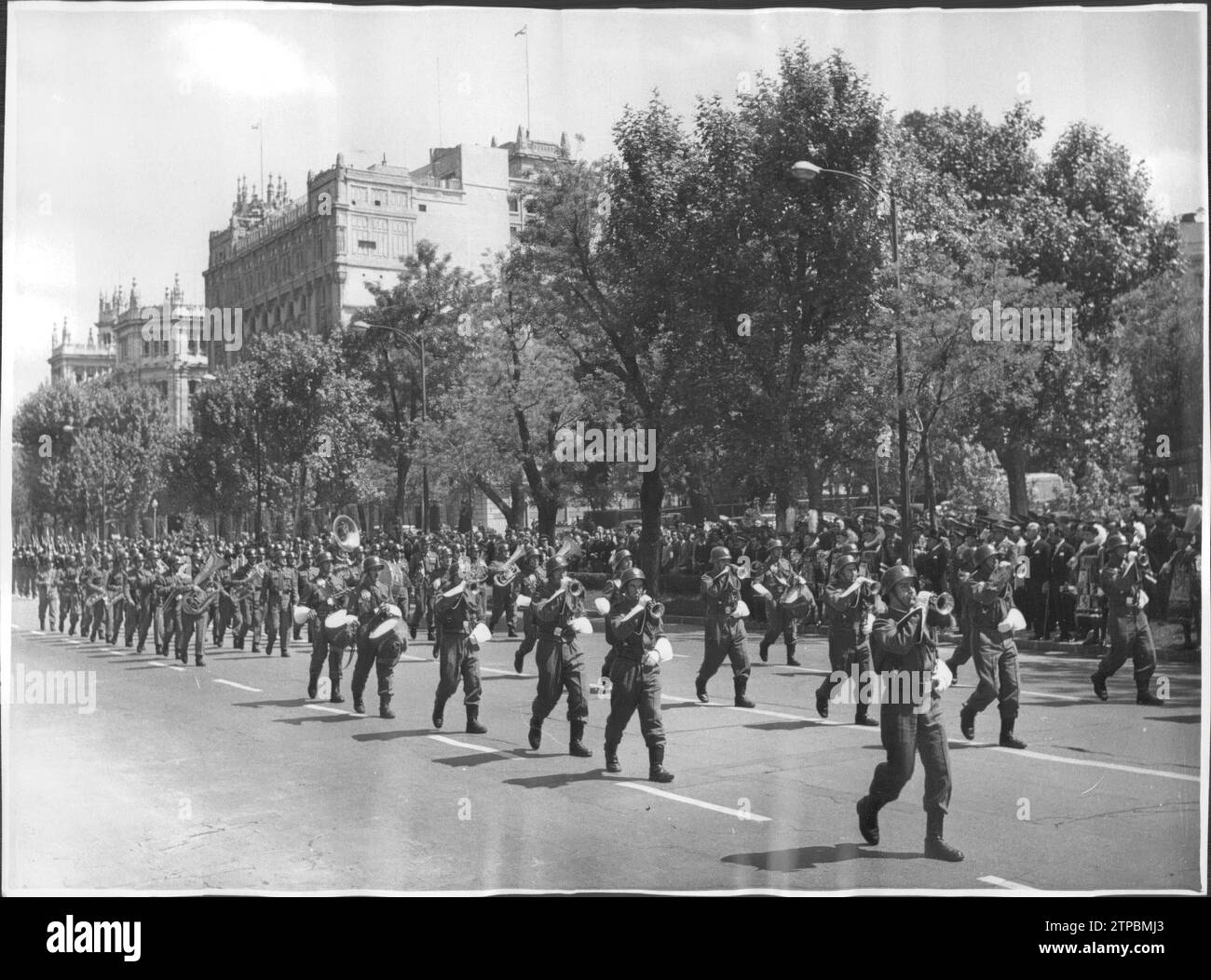 05/01/1960. Soldaten, die während des 2. Mai-Festivals in Madrid parieren. Quelle: Album / Archivo ABC / Teodoro Naranjo Domínguez Stockfoto