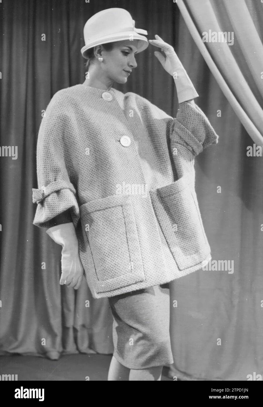 12/31/1958. Im Bild eine Tweed-Jacke in zwei Rosa-Tönen. Die geraden Hülsen haben unten zwei dreieckige Teile, die die Bewegung der Arme ermöglichen, wie das Modell zeigt. Quelle: Album / Archivo ABC / Torremocha Stockfoto