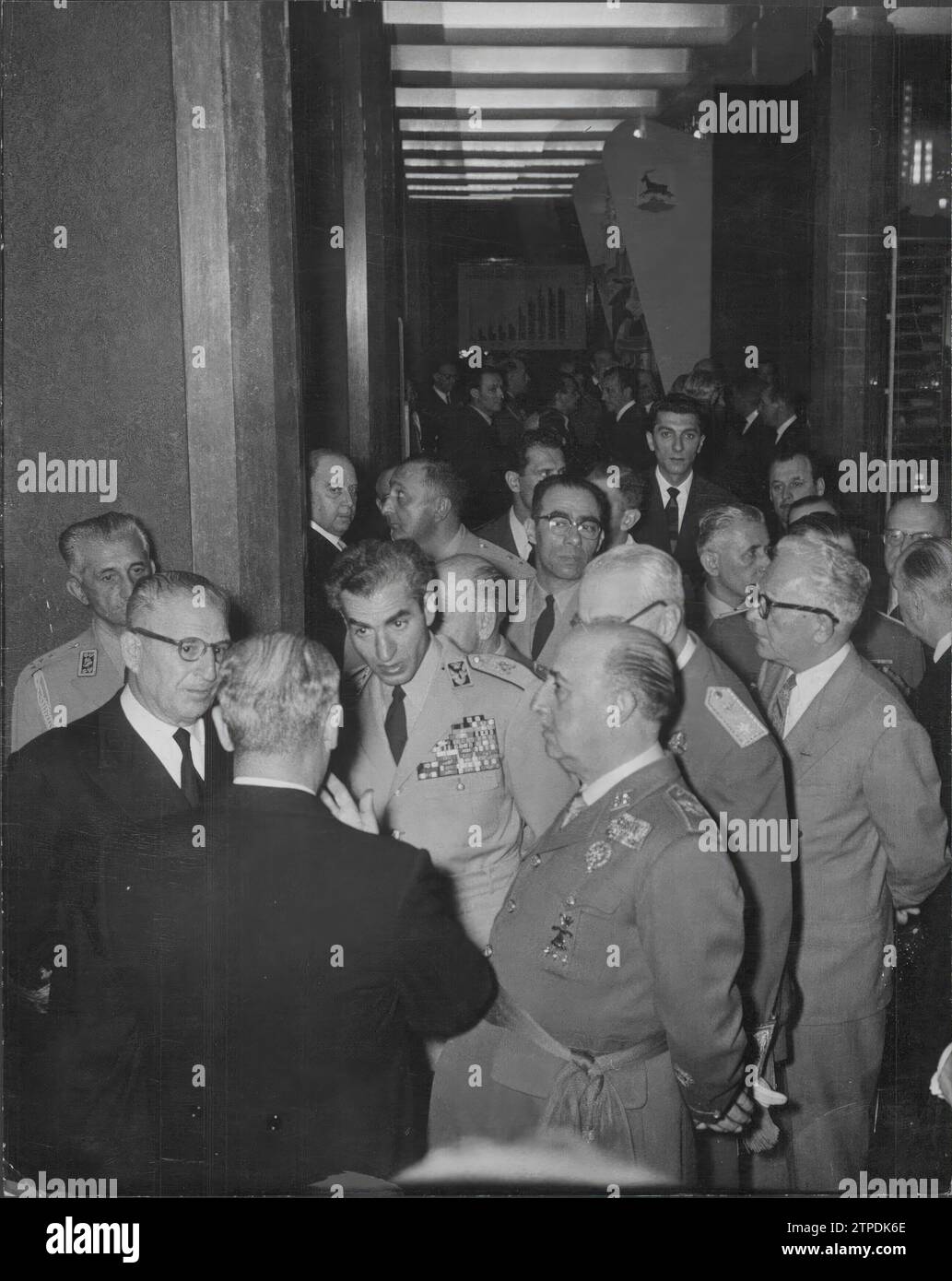 05/22/1957. Die Souveränen des Iran in Spanien. Im Bild, seine Majestät der Schah von Persien mit dem Staatsoberhaupt Spaniens, während des Besuchs, der vom Industrieminister, Herrn Planell, zur Dauerausstellung des nationalen Industrieinstituts führte. Quelle: Album / Archivo ABC / Manuel Sanz Bermejo Stockfoto
