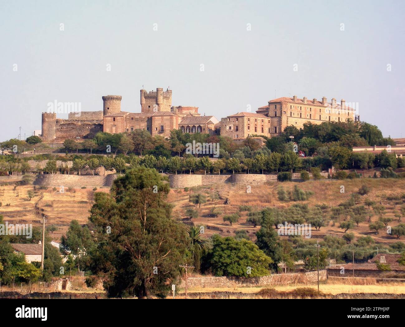 Oropesa (Toledo), 26.08.2003. Blick auf den Parador de Oropesa, der einst die Heimat der Álvarez de Toledo, Grafen von Oropesa, war und in anderen Zeiten als Zufluchtsort für Soldaten, Ordensleute und Adlige diente. Quelle: Album/Archivo ABC Stockfoto