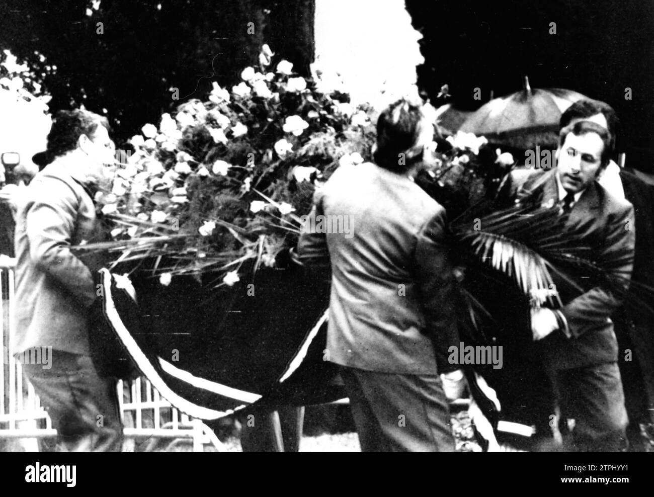 12/27/1977. Corsier sur Vevey (Schweiz). Die sterblichen Überreste von Charles Chaplin kommen, transportiert von vier Mitarbeitern vom Friedhof dieser Schweizer Stadt, zum Korsischen Friedhof, wo sie heute begraben wurden. Quelle: Album/Archivo ABC Stockfoto