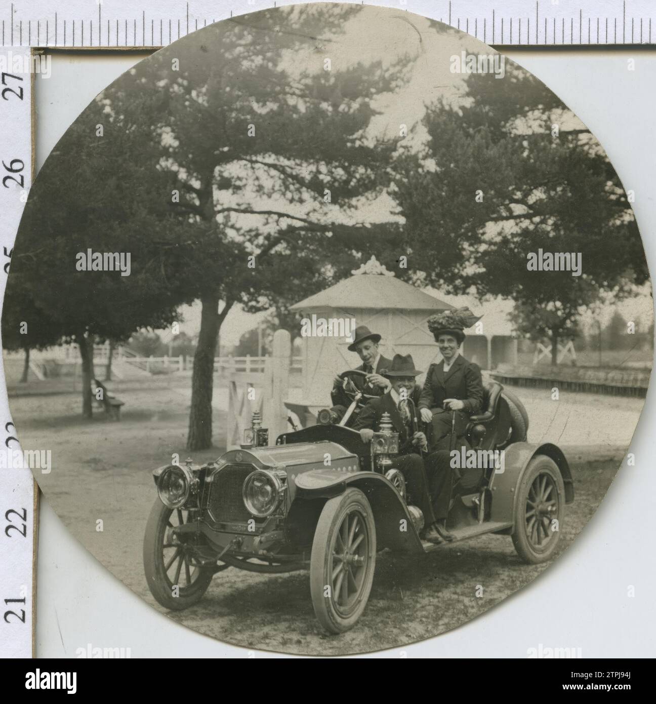 Juni 1909. Infante Ferdinand von Bayern, seine Frau Infantin María Teresa und König Alfonso XIII. In einem Auto der Marke Dion Bouton. Quelle: Album / Archivo ABC / Francisco Goñi Stockfoto