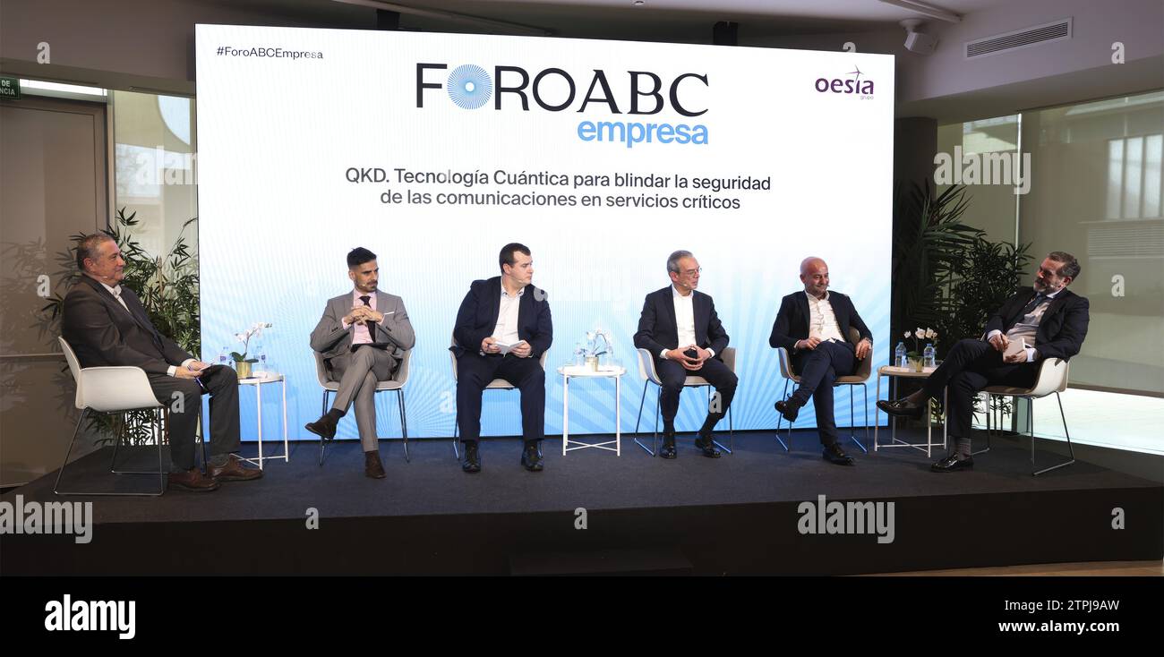 Madrid, 23.02.2023. ABC Company Forum. Quantentechnologie. Alfredo Díez, COO von Cipherbit-Grupo Oesía, nimmt Teil; Enrique Sánchez Bautista, Koordinator des europäischen Quantenleitbüros in Brüssel; Valentín García Souto, Direktor für Innovation bei Lantik SA (Provinzrat Bizkaia); José Antonio Vázquez, Sicherheitsdirektor/CSO von Orange und Joaquín Castellón, Direktor für industrielle Sicherheit von Navantia. Foto: Ernesto Agudo. ARCHDC. Quelle: Album/Archivo ABC/Ernesto Agudo Stockfoto
