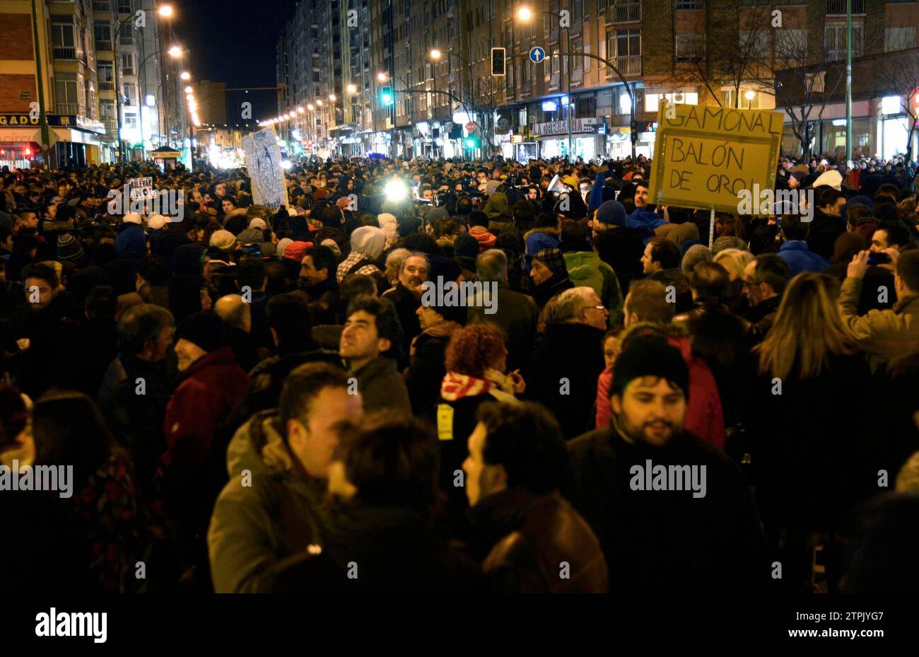 Rund 5.000 Menschen demonstrieren gegen das Boulevard-Projekt in der Vitoria de Burgos Street. Ricardo Ordoñez - 13.01.2014......... Archdc. Quelle: Album / Archivo ABC / Ricardo Ordoñez Stockfoto