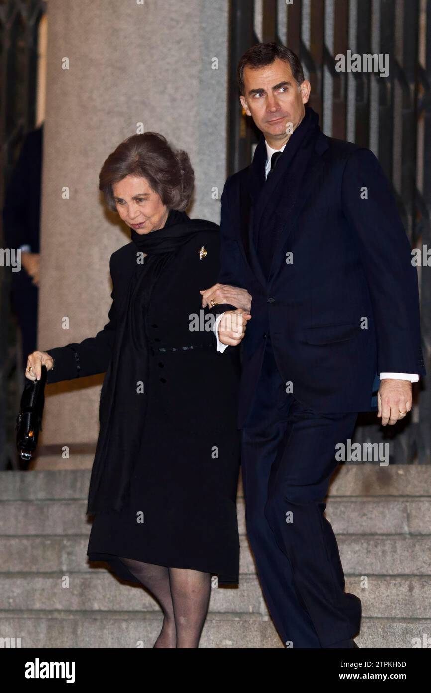 Madrid, 20. Januar 2014. Königin Sofia und Prinz Felipe verlassen eine Beerdigung in der Kathedrale von Almudena Foto: Ángel Navarrete .. Archdc. Quelle: Album / Archivo ABC / Ángel Navarrete Stockfoto