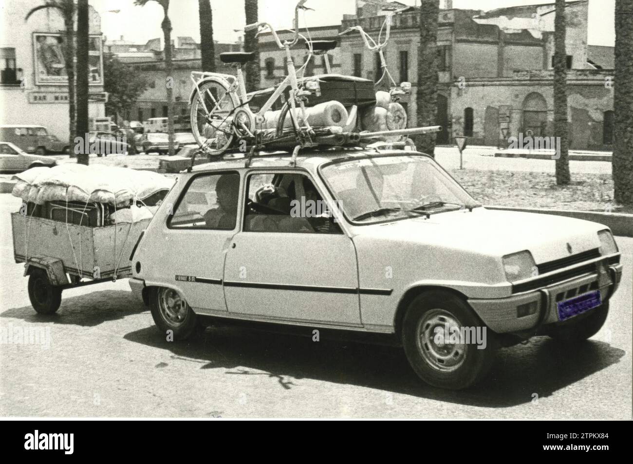 Sevilla. 06/30/1983. Es beginnt mit dem Exodus im Juli. Ein Auto mit allem, was man braucht, um den Sommer abseits der Hitze Sevillens zu verbringen. Quelle: Album/Archivo ABC Stockfoto