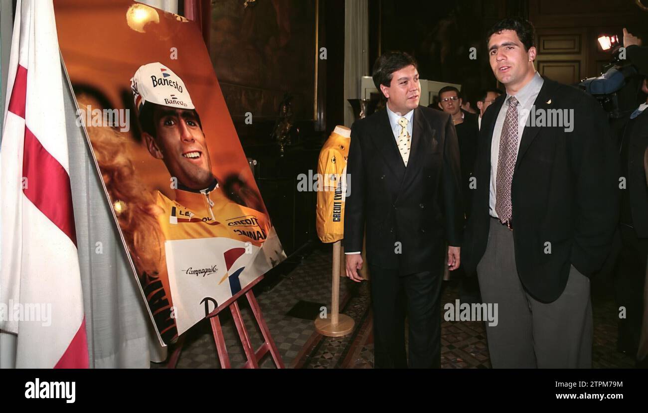 03/12/1998. Miguel Induráin und José Ignacio Senao in der ihm vom provinzrat von Saragossa gewidmeten Ausstellung „Induráin, ein Mythos“. Quelle: Album / Archivo ABC / Fabián Simón Stockfoto