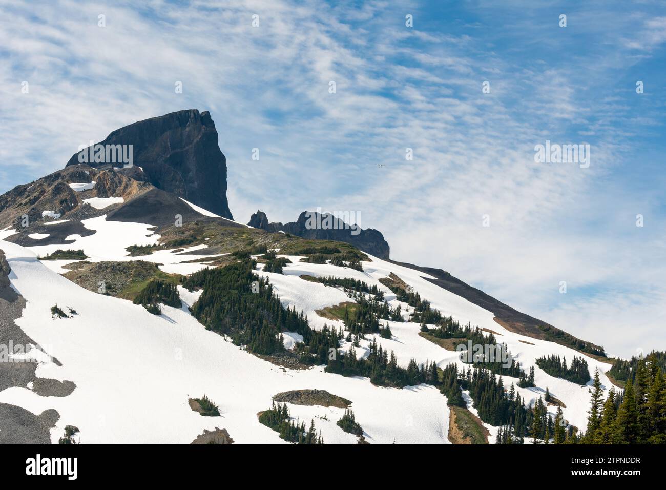 Black Tusk erhebt sich über die Frühlingslandschaft, ein Leuchtturm für Wanderer im Garibaldi Park Stockfoto