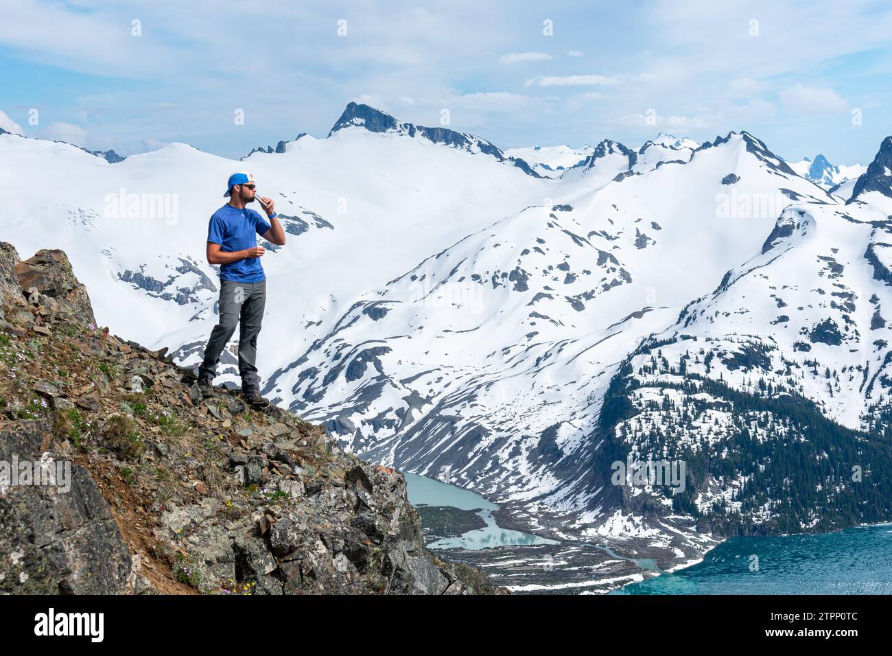 Der Abenteurer bewundert die atemberaubende Aussicht vom Panorama Ridge Stockfoto