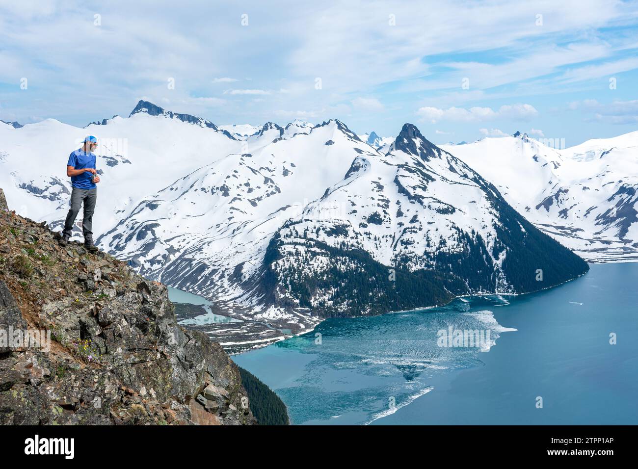 Erkunden Sie den Panorama Ridge mit Blick auf den eisigen Garibaldi See Stockfoto