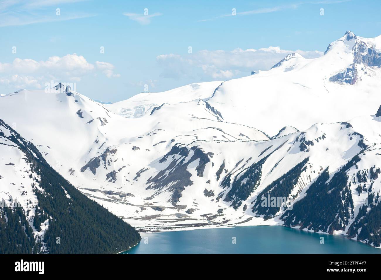 Herrlicher Blick auf Garibaldis verschneite Weite und den alpinen See Stockfoto